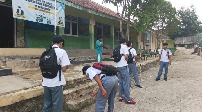 Kebiasaan Bersih-Bersih Sekolah, SMK Nurul Husein Tanamkan Pendidikan Karakter